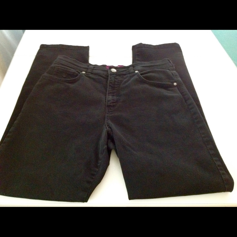 Gloria Vanderbilt size M black straight leg jeans